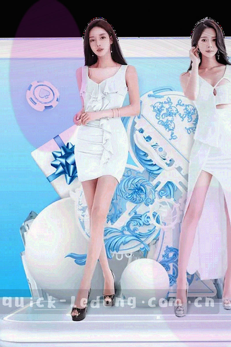 足球运动员在绿茵场上拼抢瞬间